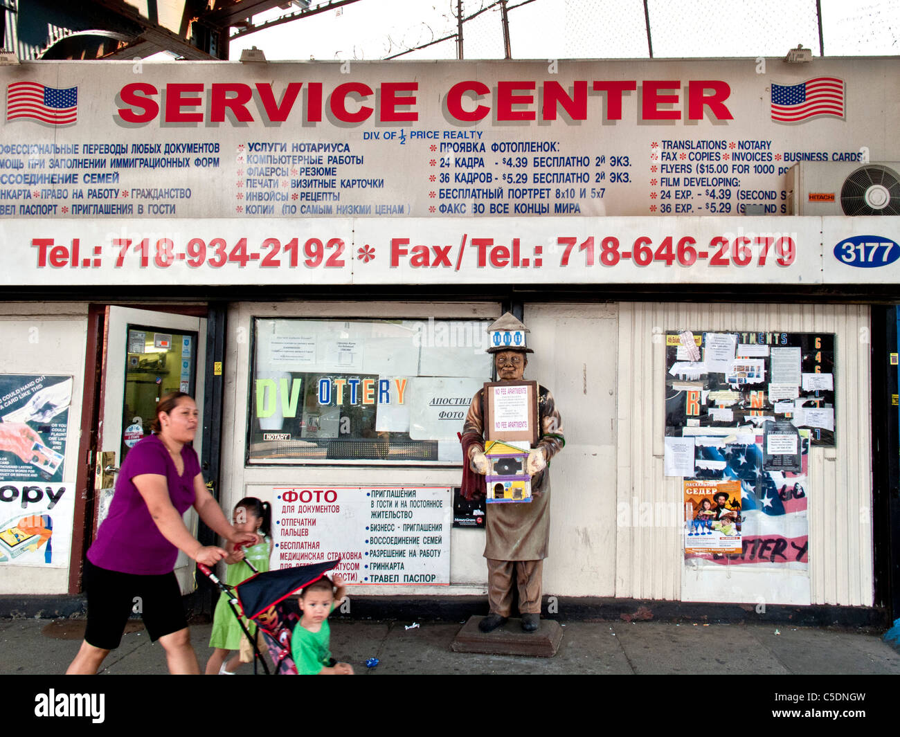 Zweisprachige Business Schilder in Englisch und Russisch im Stadtteil "Little Odessa" von Brighton Beach in Brooklyn, New York. Stockfoto