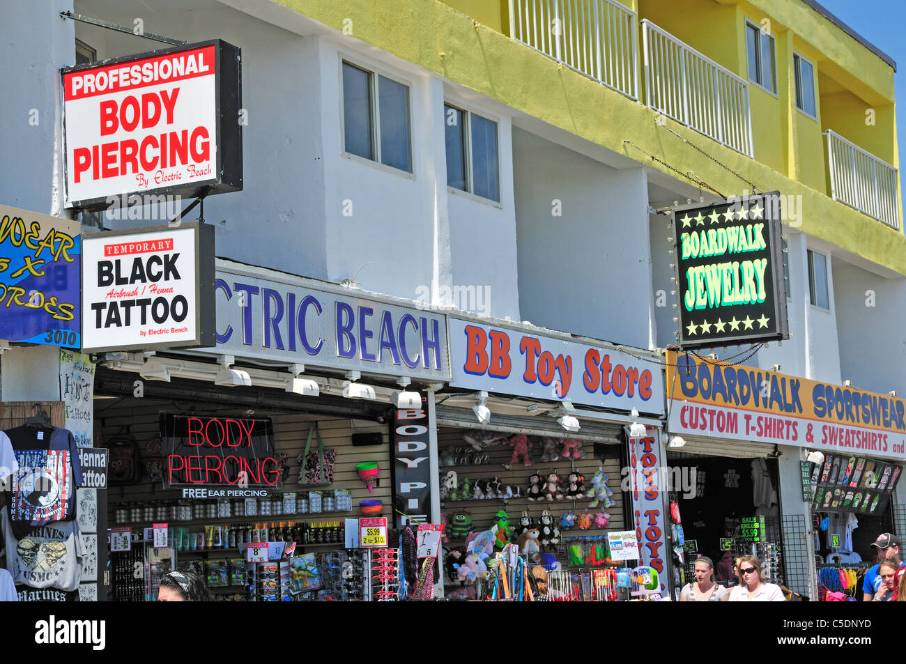 Szene auf dem Wildwood New Jersey Boardwalk, zeigt Besuchern, Geschäfte und Zeichen Stockfoto