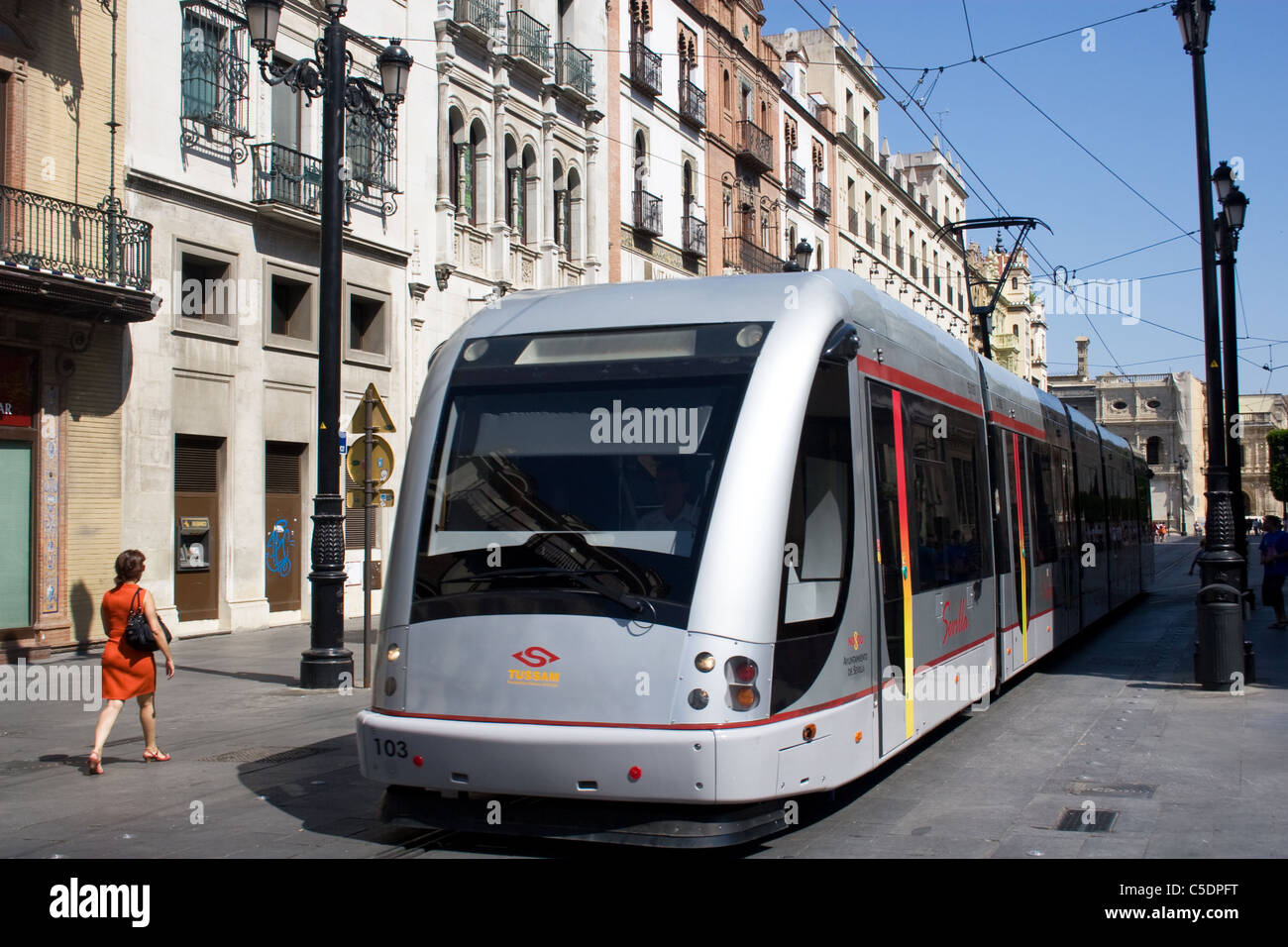 Metro Tram, Avenida De La Constitución, Stadtzentrum, Sevilla, Andalusien, Spanien. Stockfoto