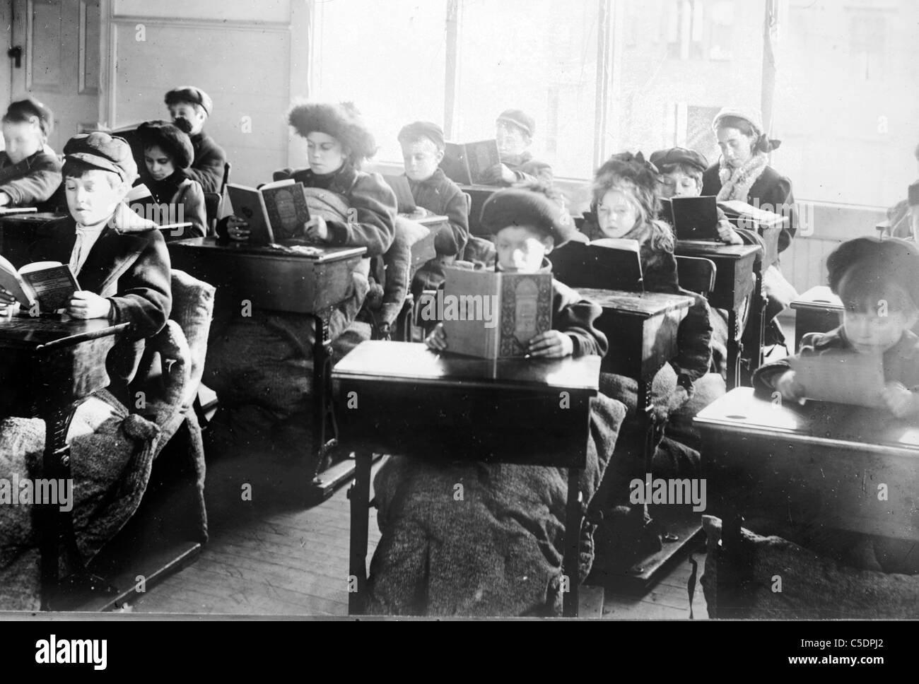 Kinder lesen am Schreibtisch im Raum des freien Schule, Providence Stockfoto