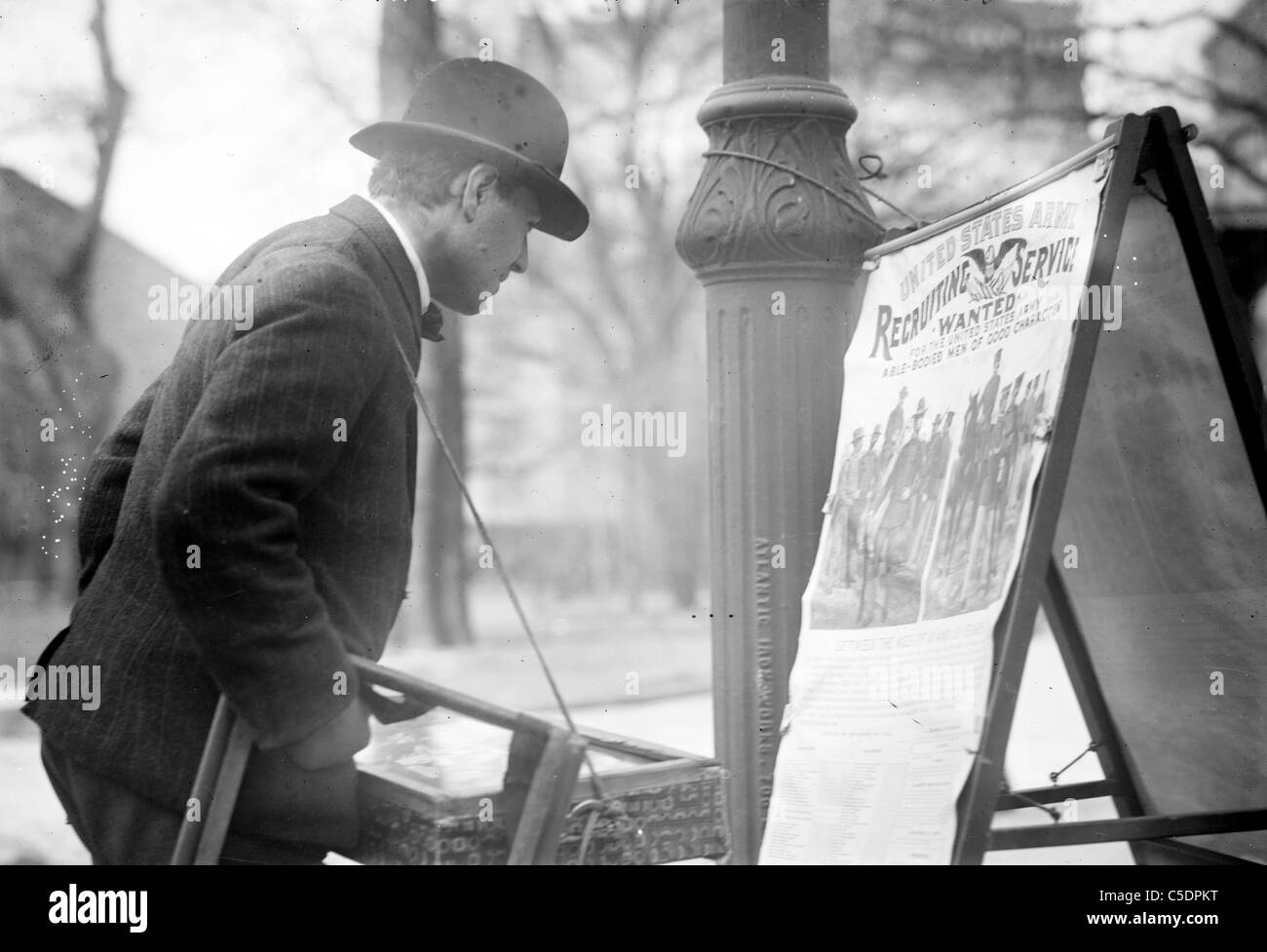 Mann liest recruiting Werbung in Union Square in New York City Stockfoto