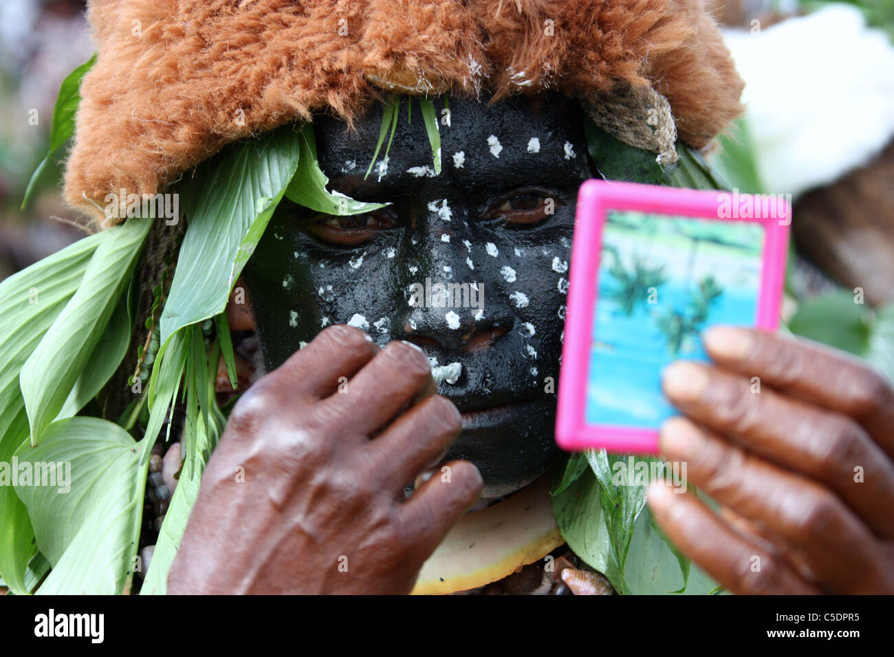 Papua Mädchen mit Cuscus Pelzmütze Stockfoto