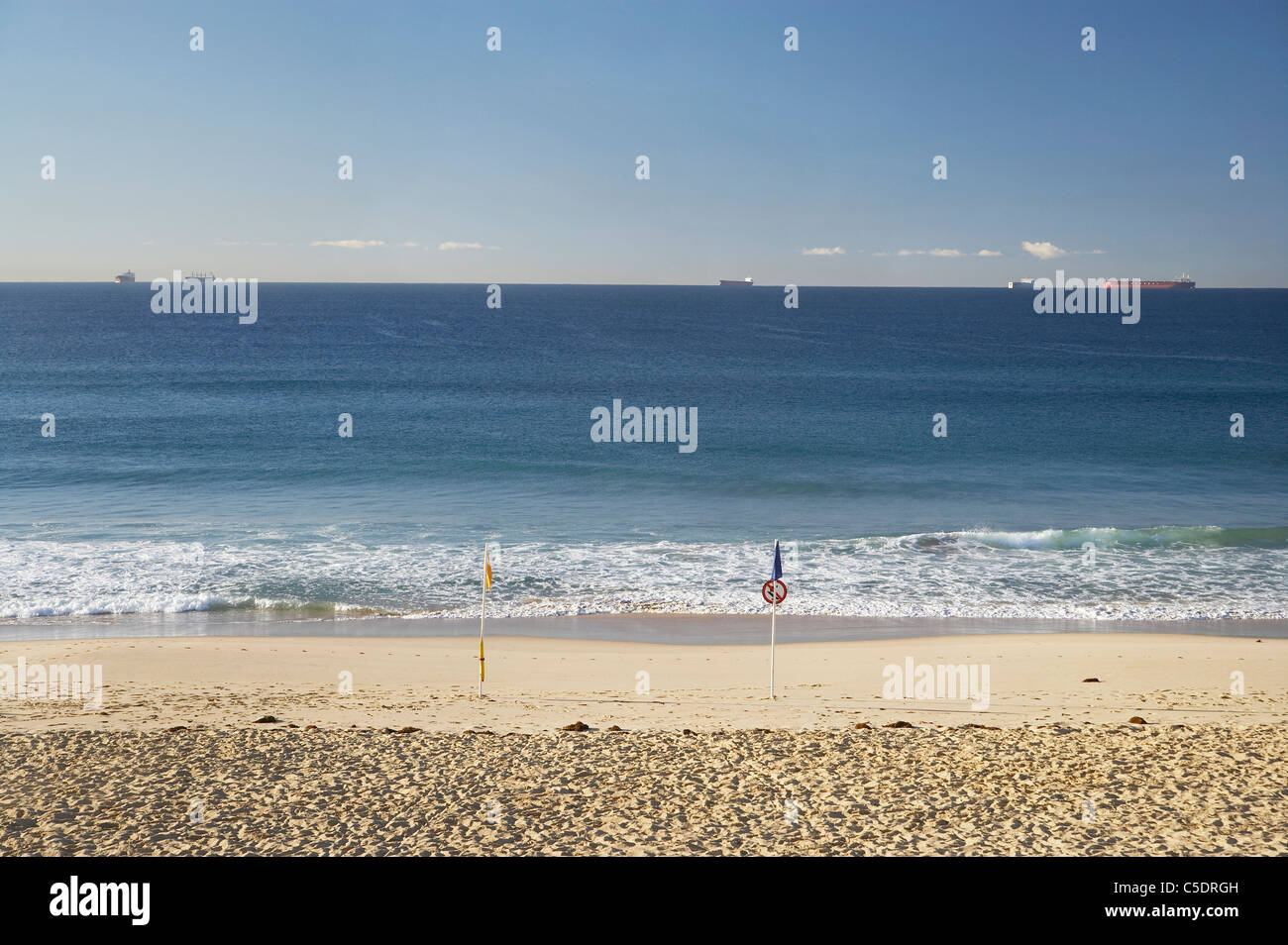 Surf Patrol Fahnen und Kohle Schiffe, Newcastle, New South Wales, Australien Stockfoto