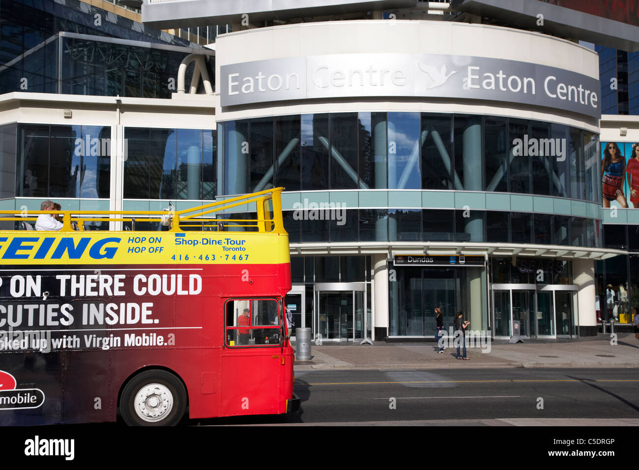 Shop Essen Tour City Sightseeingbus außerhalb Eaton Centre in Yonge Dundas Square Toronto Ontario Kanada Stockfoto