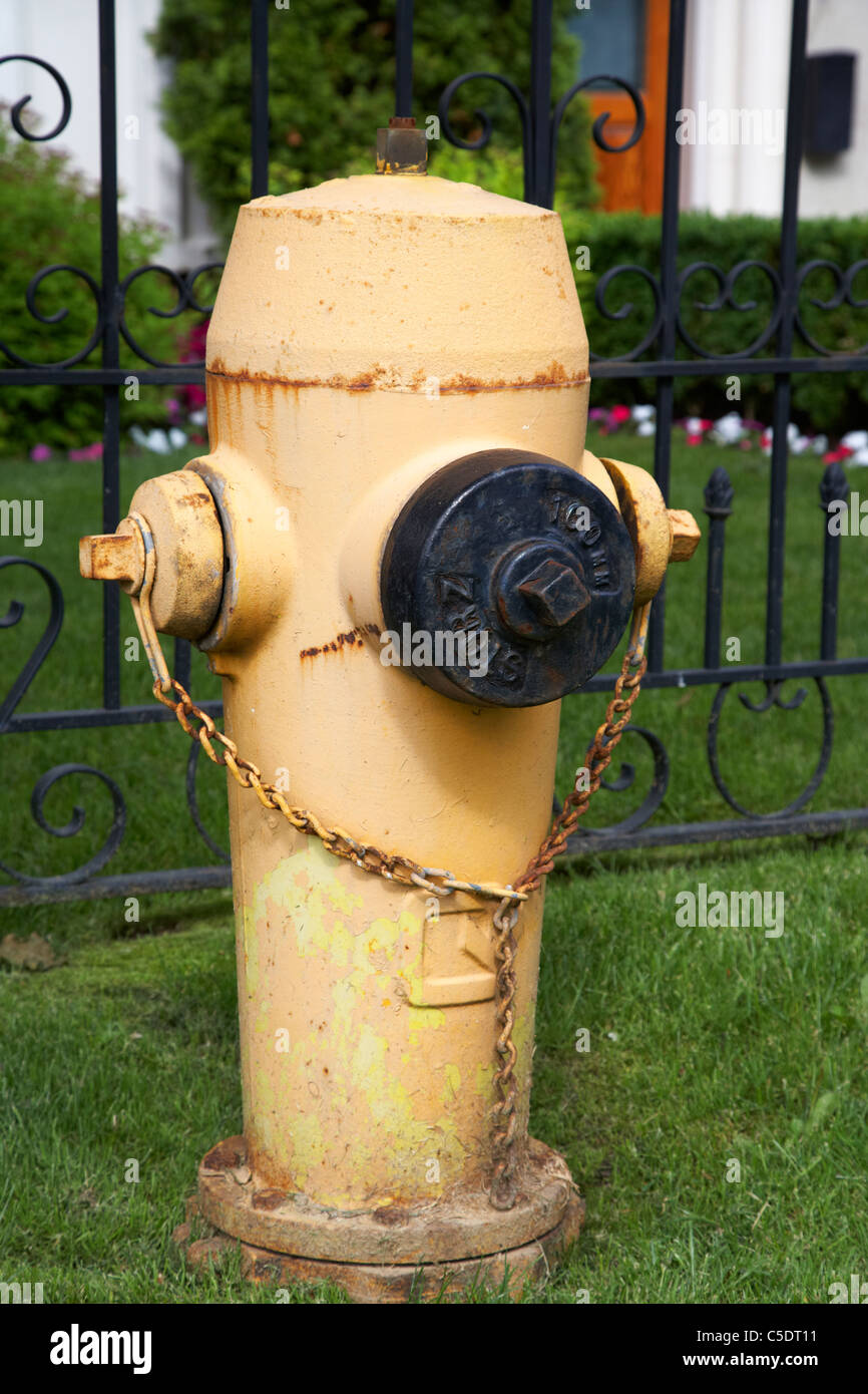 gelbe Hydranten in einem Wohngebiet von Toronto Ontario Kanada Stockfoto