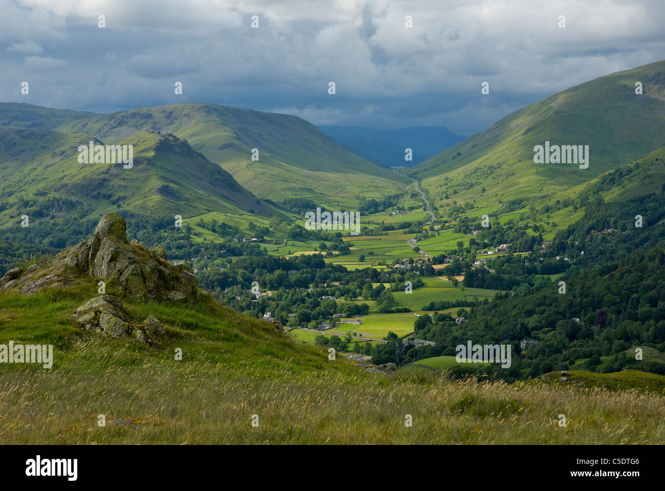 Blick auf Grasmere Dorf, Helm Crag und Dunmail heben, aus der Sicht der Loughrigg Fell, Lake District National Park, UK Stockfoto