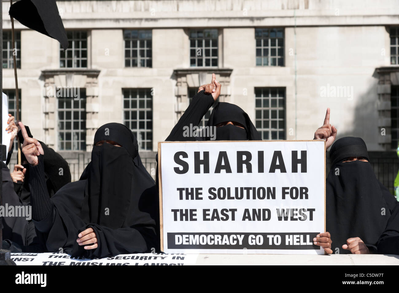 Extremistische fundamentalistische muslimische Frauen, die den Niqab tragen, demonstrieren für das Schariah-Gesetz in London, Großbritannien Stockfoto