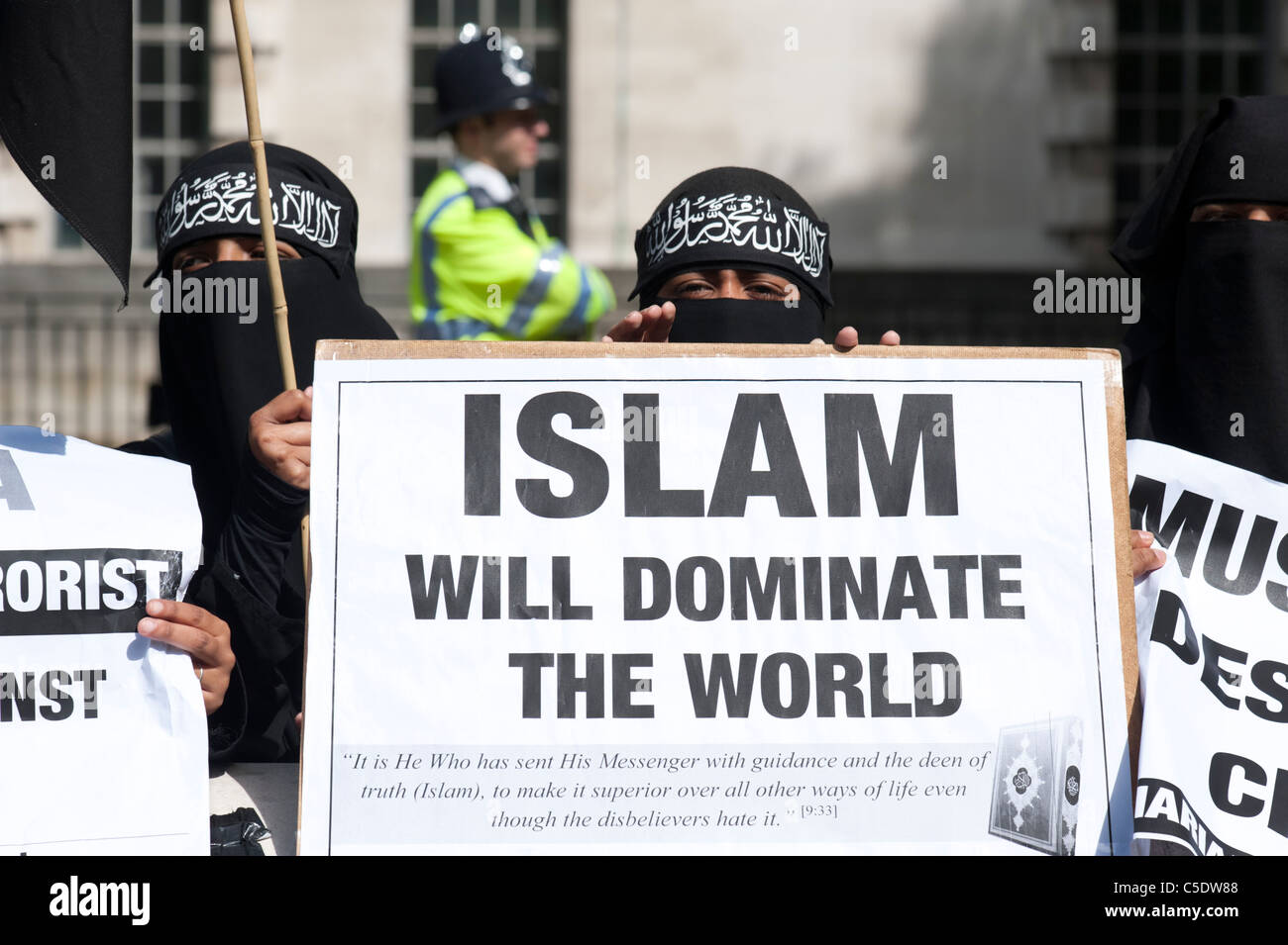 Muslimische Frauen tragen des Niqab demonstrieren für muslimische Herrschaft der Welt in London, Großbritannien Stockfoto