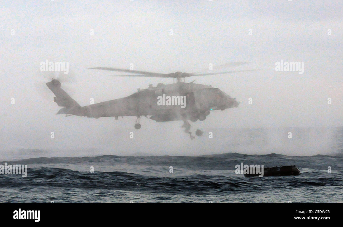 US Navy SEAL springt aus einem Sea Hawk-Hubschrauber während Marineoperation Ausbildung. Stockfoto