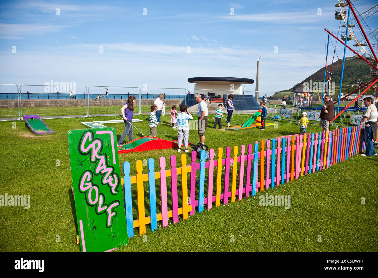 Familien spielen Minigolf auf dem Rasen an der Promenade von Bray, Co. Wicklow, Irland Stockfoto