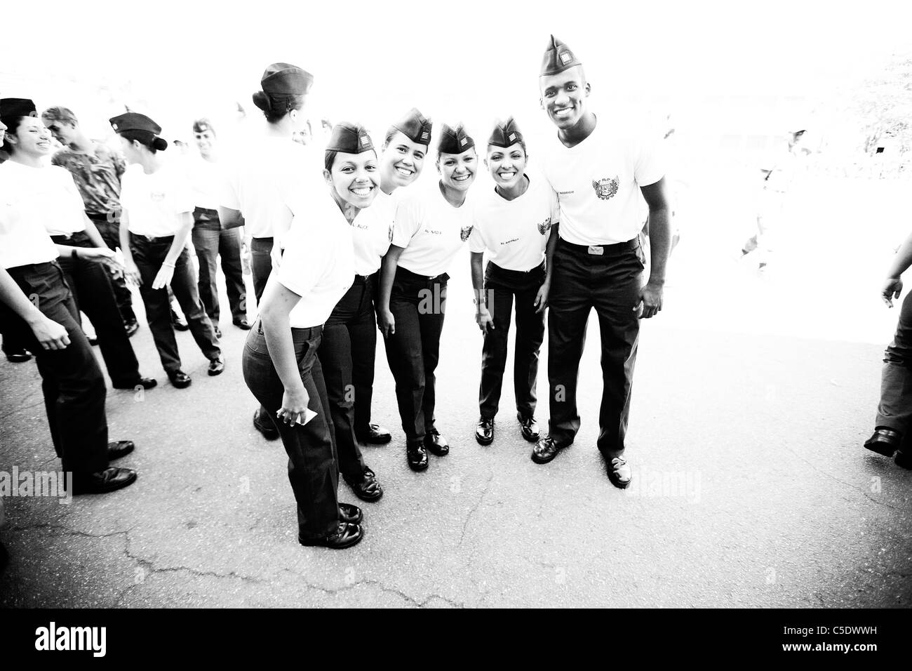 Kadetten lächelnd nach erfolgter Bohrer beim Luftwaffenschule in Guaratingueta, Brasilien Stockfoto