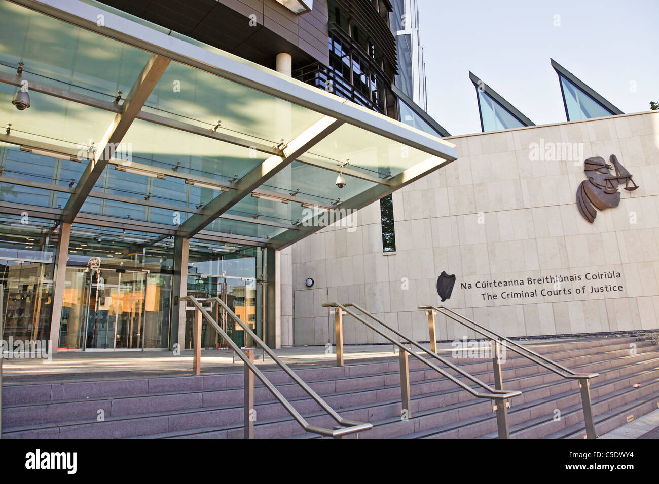 Haupteingang der Criminal Courts of Justice (eröffnet 2010) im Parkgate Street in Dublin, Irland Stockfoto