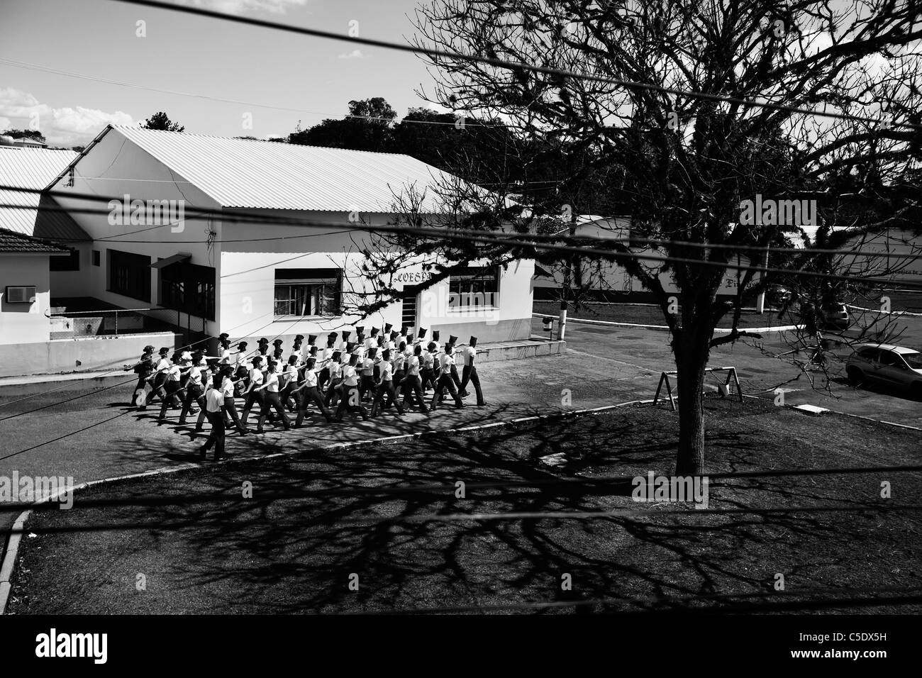 Kadetten marschieren durch Luftwaffenschule in Guaratingueta, Brasilien Stockfoto
