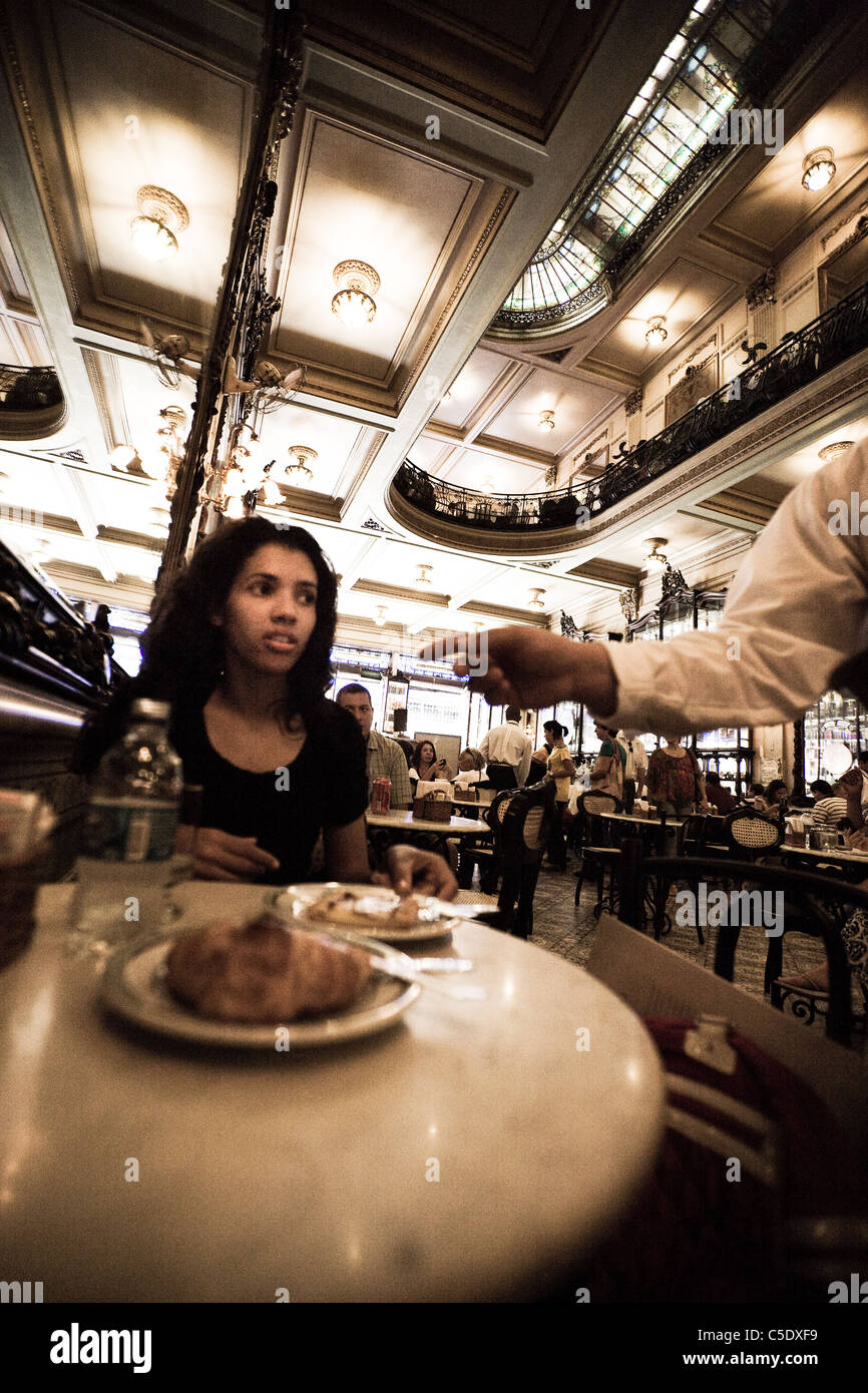 Brasilianisches Mädchen reden Kellner im Colombo Cafe, Rio De Janeiro, Stockfoto