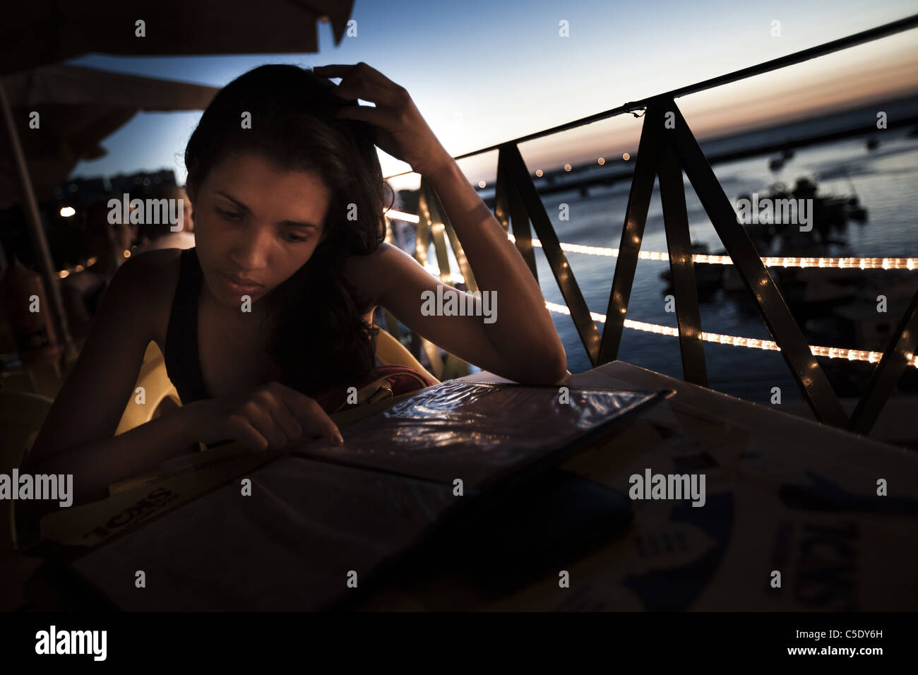 Brasilianisches Mädchen studieren Menü am Mercado Modelo, Salvador, Brasilien Stockfoto