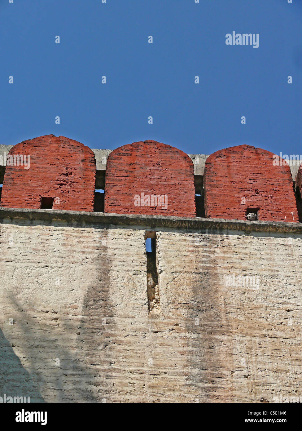 Mehrschalige Wand rund um den Tempel des Herrn Mahadeva, Parvati, Pune, Maharashtra, Indien Stockfoto