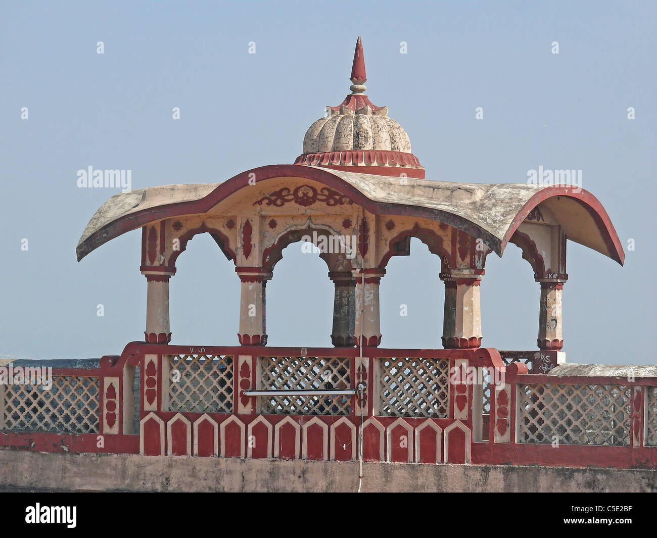 Struktur auf Terrasse am Parvati, Pune, Maharashtra, Indien Stockfoto