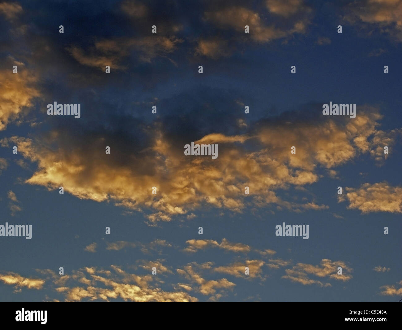 Dunkle Wolken bedecken die Sonne kurz bevor der Monsunregen Stockfoto