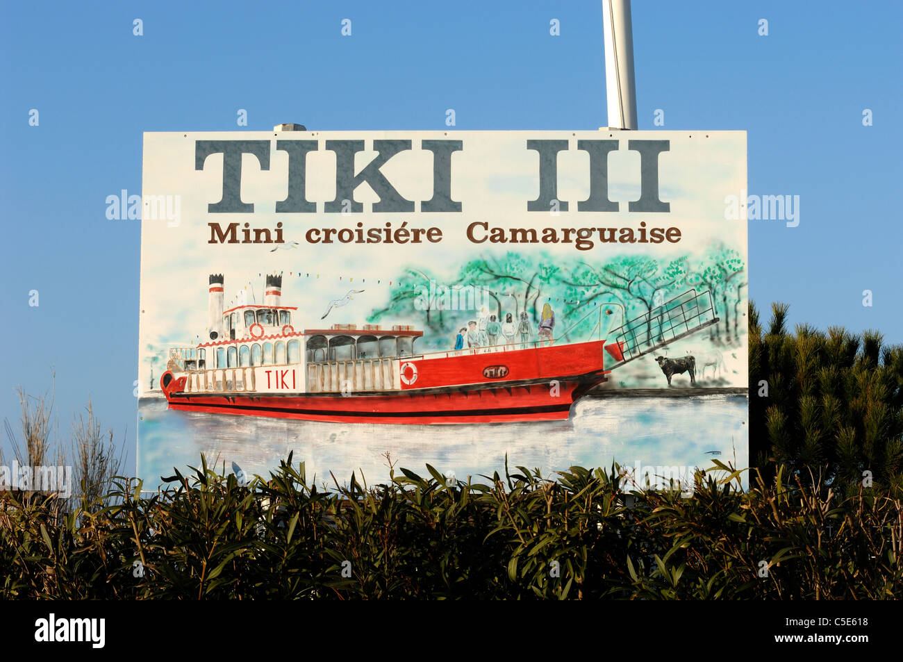 Anzeige, Werbung oder Zeichen für Bootsfahrt auf dem Paddeldampfer, Cruiser oder Kreuzfahrtschiff auf der Rhone, Les Saintes-Maries-de-la-Mer, Camargue, Provence Stockfoto