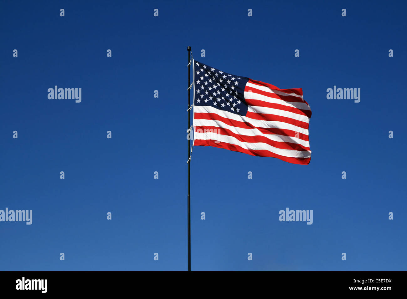 US-Flagge mit einem blauen Himmel Hintergrund und Kopie Raum Stockfoto