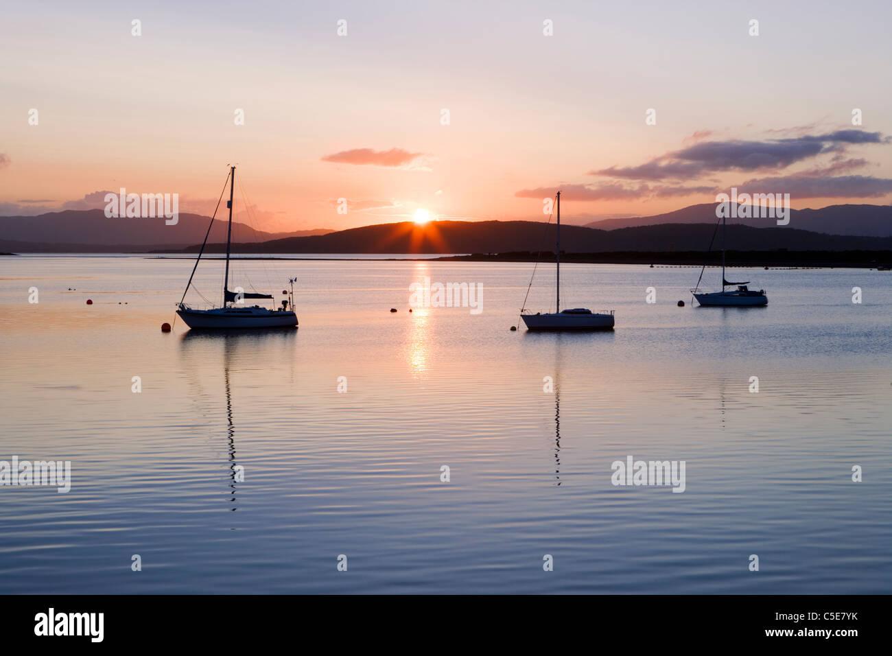 Boote bei Sonnenuntergang am Connel auf Loch Etive, Argyll, Schottland, UK. Stockfoto