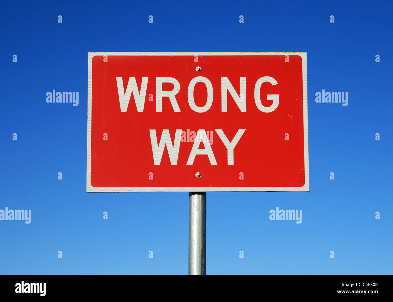falschen Weg Verkehrszeichen auf einem blauen Himmelshintergrund Stockfoto