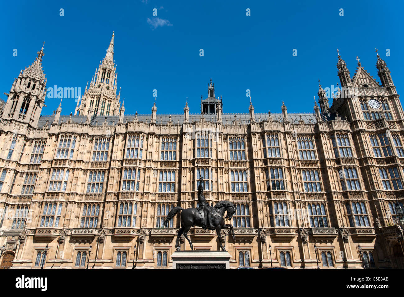 Reiterstatue von Richard Löwenherz außerhalb der Houses of Parliament, London, UK Stockfoto