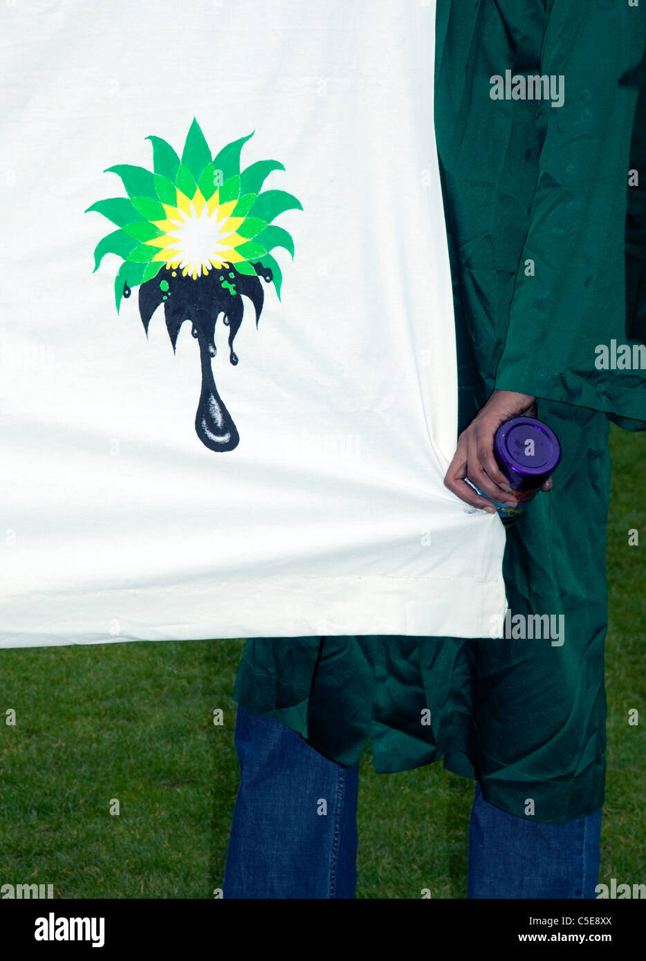 BP-Logo mit "Öl" bei ökologischen Protest, London geändert Stockfoto
