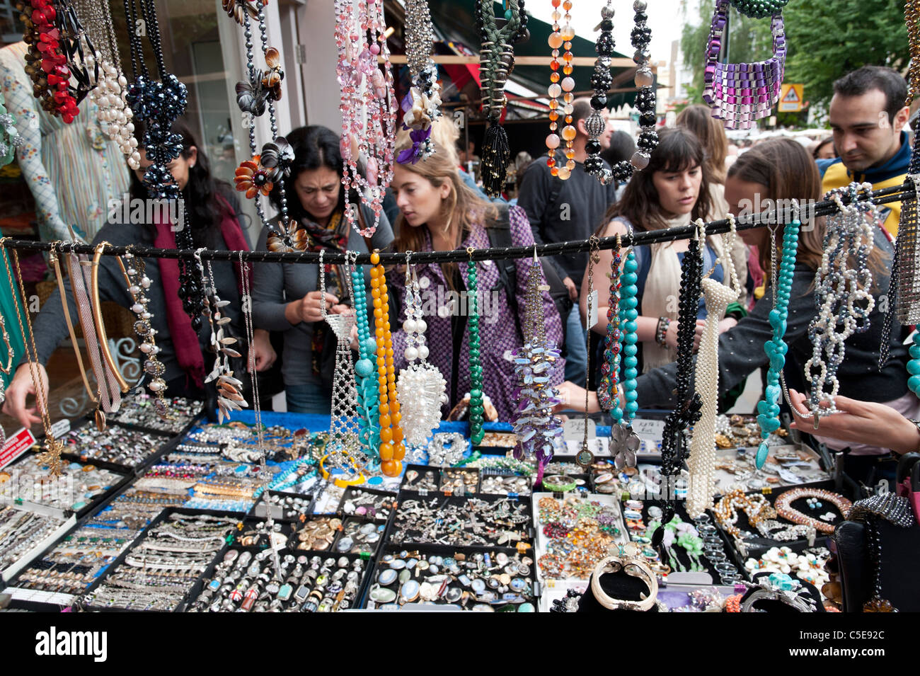 Schmuck-Stand auf der Portobello Road Market, London, UK Stockfoto