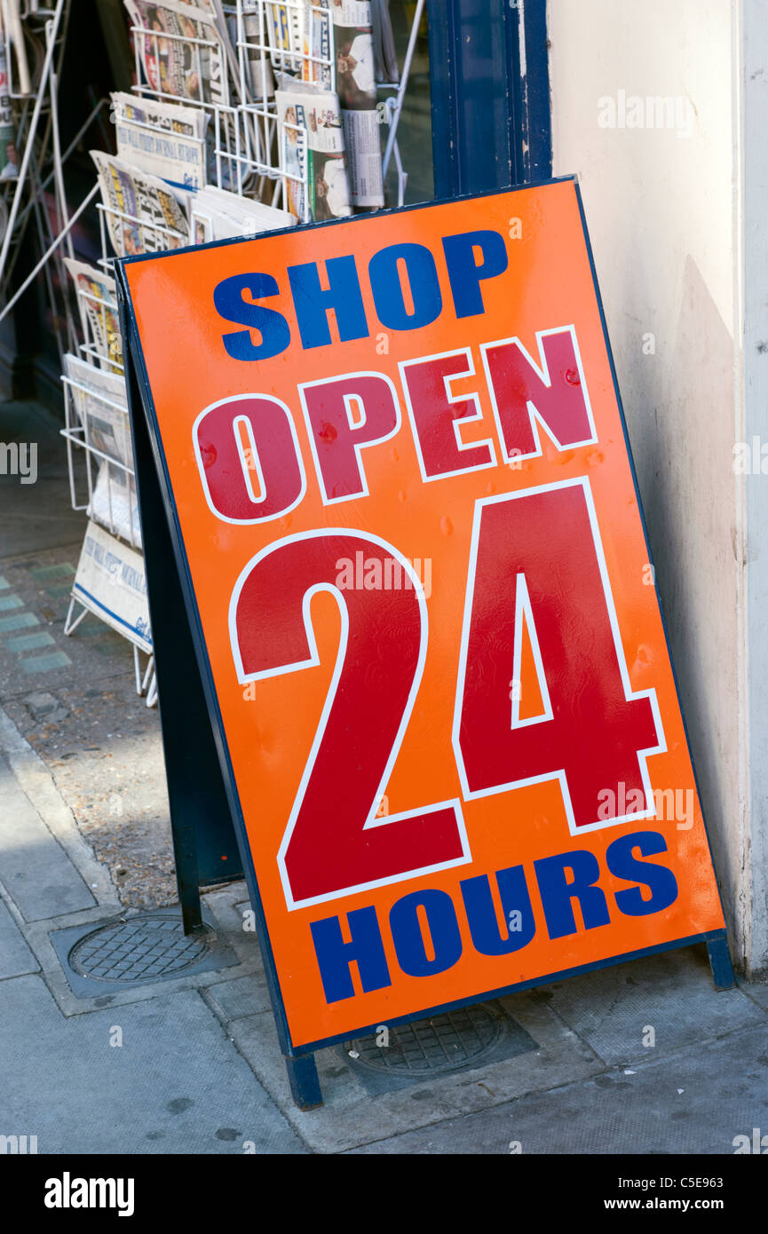 Shop rund um die Uhr Sandwichbrett auf Straße, UK Stockfoto