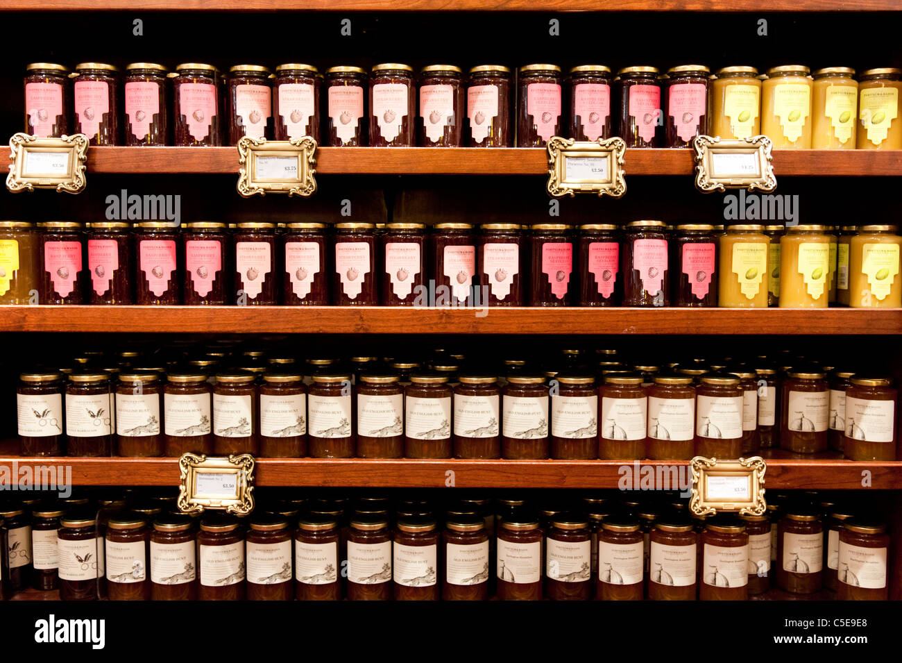 Marmelade auf den Regalen bei Fortnum & Mason, London, UK Stockfoto Marmelade auf den Regalen bei Fortnum & Mason, London, UK Stockfoto