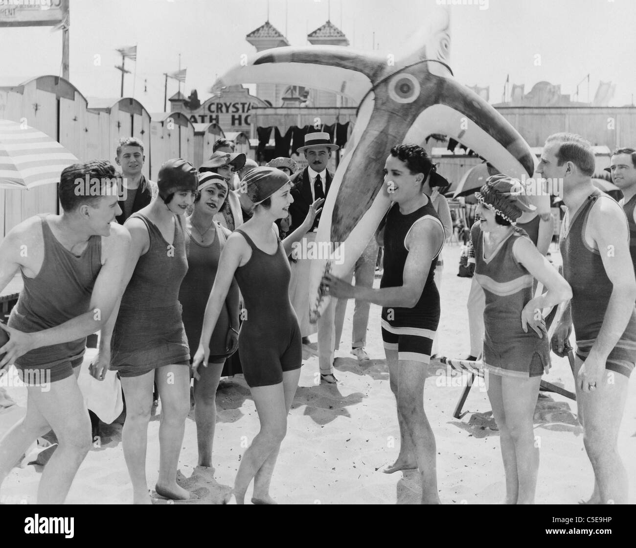 Große Gruppe von Menschen am Strand Stockfoto