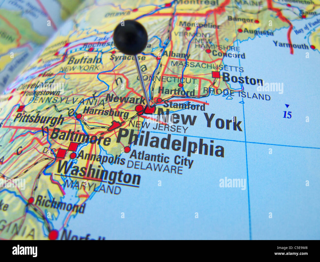 Nahaufnahme einer schwarzen Karte PIN auf New York auf einer Karte