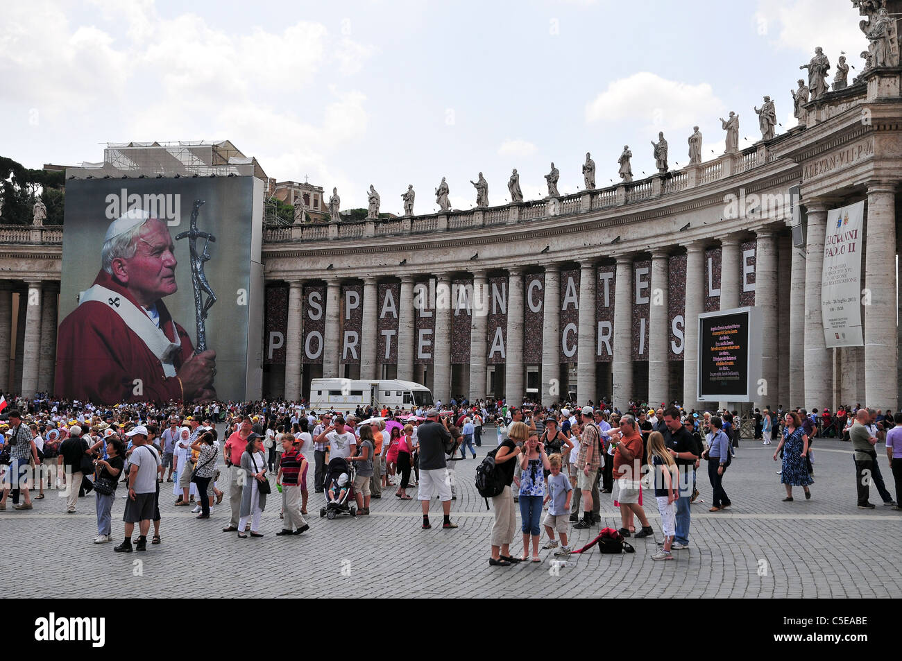 Vatikanstadt, Rom, Italien-St. Peter (St. Peter) Platz. Massen versammeln sich, um eine Predigt von seiner Heiligkeit Papst Benedict XVI zu hören Stockfoto