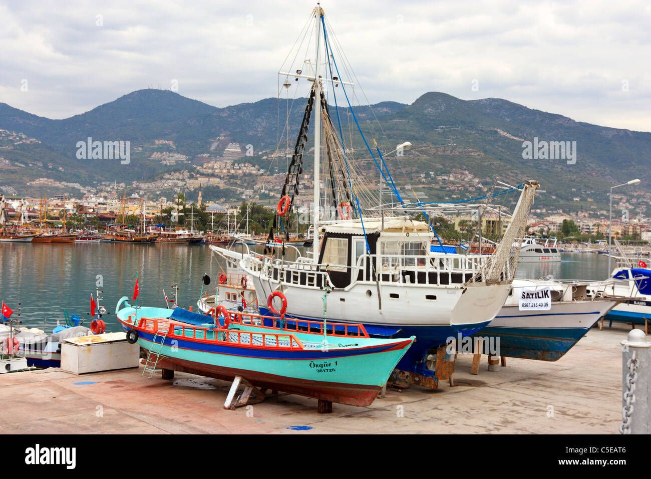 Angelboote/Fischerboote an Land zur Überholung in Alanya, Türkei Stockfoto