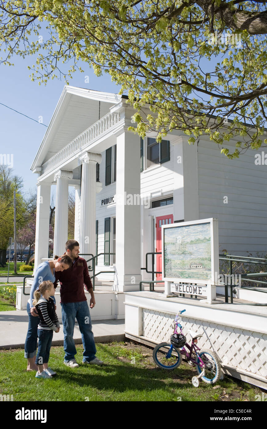 Eine junge Familie genießt eine Wandbild, das Leben auf der Erie-Kanal, Fort Plain freie Bibliothek, Mohawk Valley, New York State Stockfoto