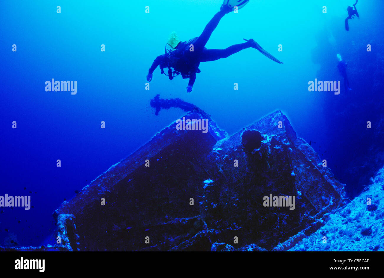 Taucher erkunden das Rote Meer Wrack der "Aida" von der Insel von Big Brother, ägyptischen Roten Meer. Blau, blaues Wasser. Stockfoto