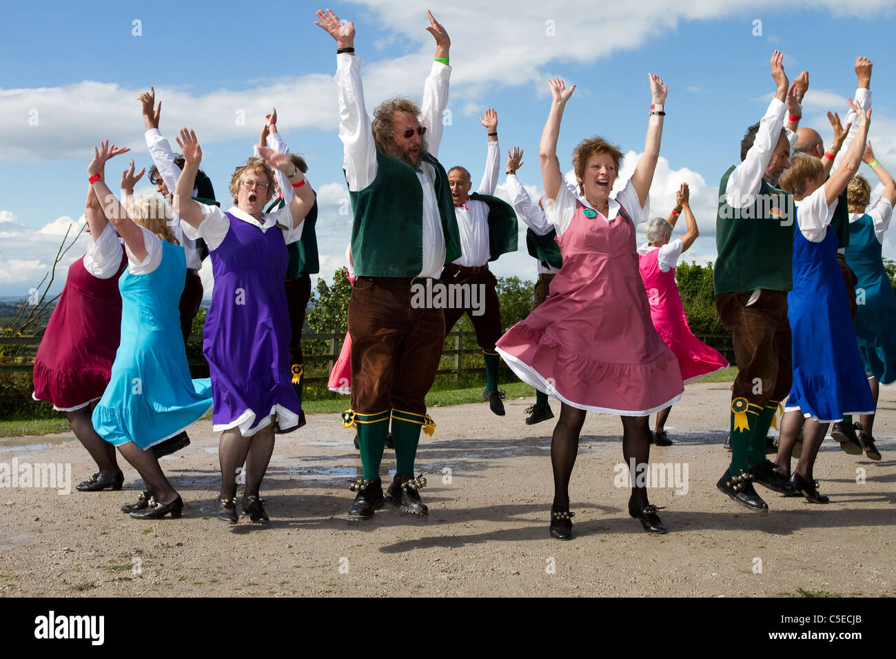 Shrewsbury Lasses; weibliche Morris-Tänzerinnen, Kostümdetails und Menschen, Kleidung, Frauen tanzen, Feier, Veranstaltung, Im Freien, Straßentänzer, Musik, Tänzer, Performance, Volksmusik, Geschichte, Männer, morris-Tänzer, bunt, Musikfestival, Musiker, traditionelle Kleidung, Tanz, traditionelle Schaugruppe am Tutbury Castle Weekend of Dance Derbyshire, Großbritannien Stockfoto