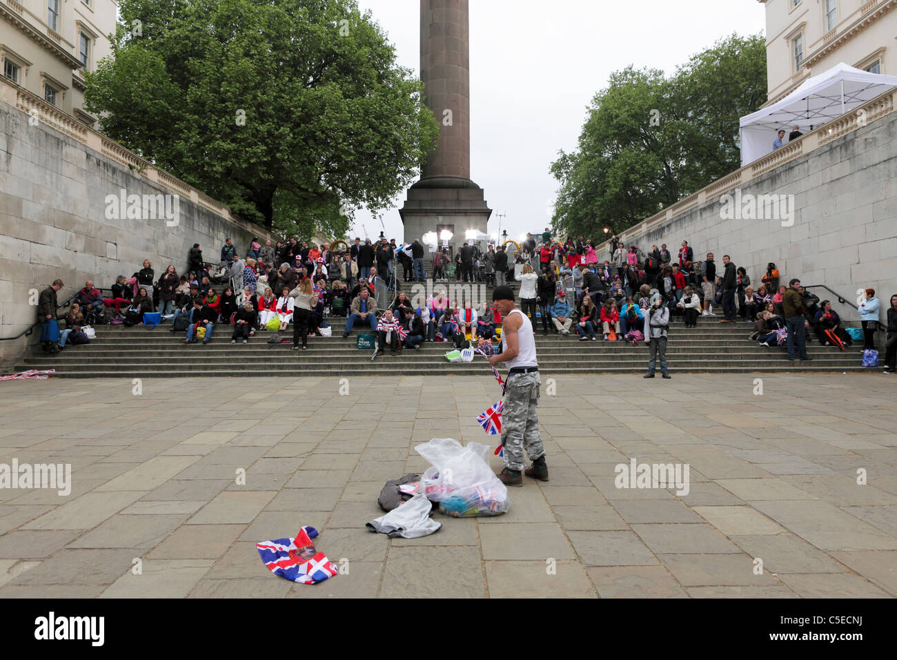 DIE ROYAL WEDDING DAY 2011, hier zu sehen ist Duke of York Schritte und die Royal-Fans etwa zwei Stunden vor dem großen Ereignis. Stockfoto