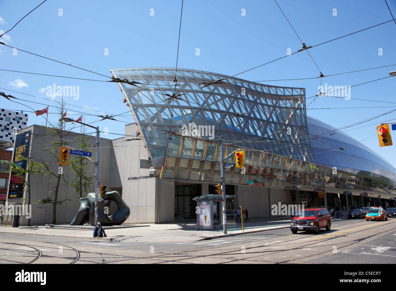 vor der Art Gallery of Ontario mit frank Gehry Fassade in Toronto Ontario Kanada Dundas und Mccaul Stockfoto