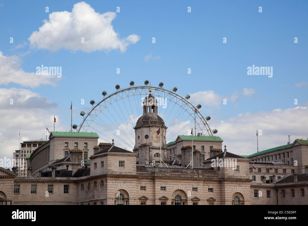 England, London, Westminster, Whitehall, Horse Guards Parade mit dem London Eye hinter. Stockfoto