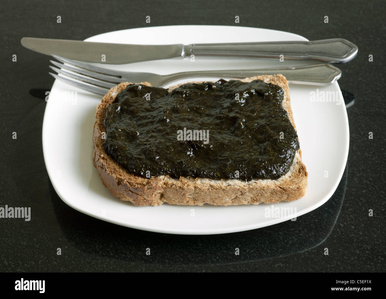 Laver Brot auf Toast Stockfoto