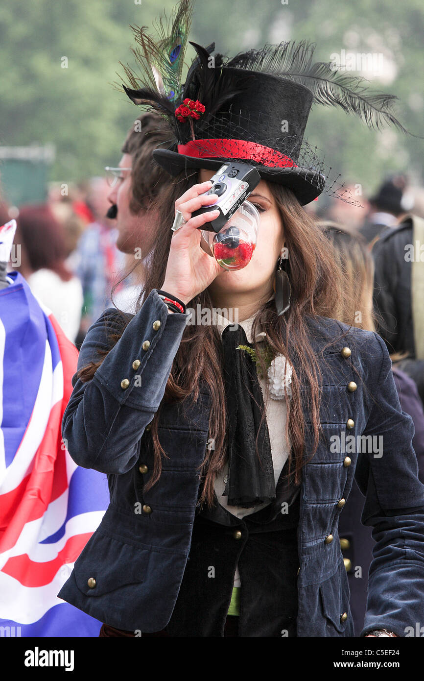 Die königliche Hochzeit Tag 20011, junge weibliche Nachtschwärmer genießt einen schnellen Drink und genießen Sie die fröhliche Atmosphäre in den Hyde Park. Stockfoto
