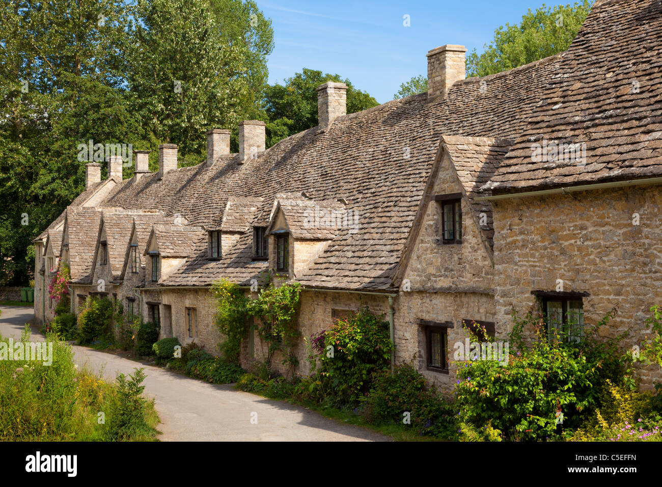 Cotswold Village of Bibury Arlington Row Weberhäuser Bibury gloucestershire Cotswolds England GB Europa Stockfoto