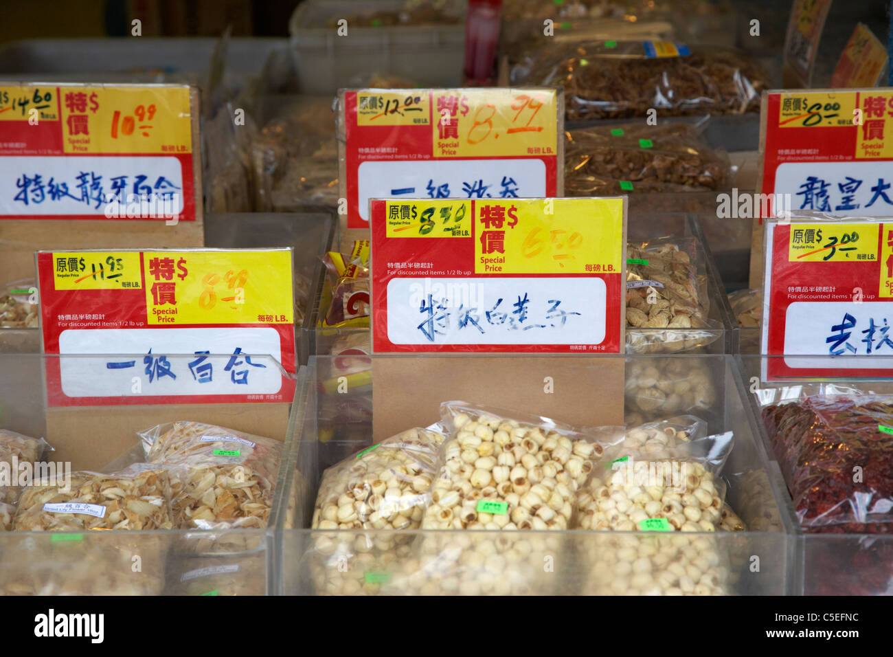 getrocknete chinesische Lebensmittelzutaten zum Verkauf in einem Geschäft in Chinatown Toronto Ontario Kanada Stockfoto