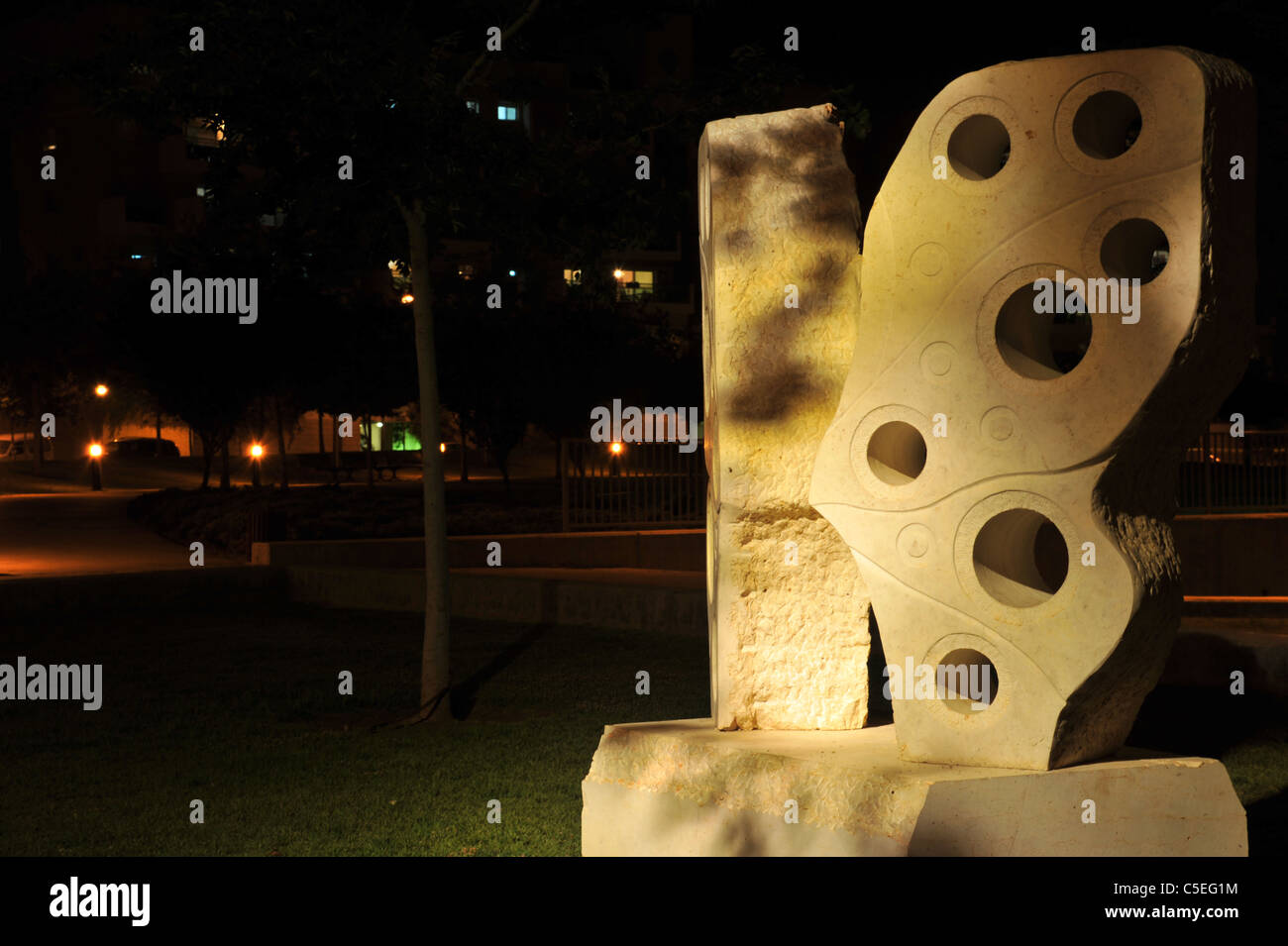 Stoned Skulptur, Schießen bei Nacht Stockfoto