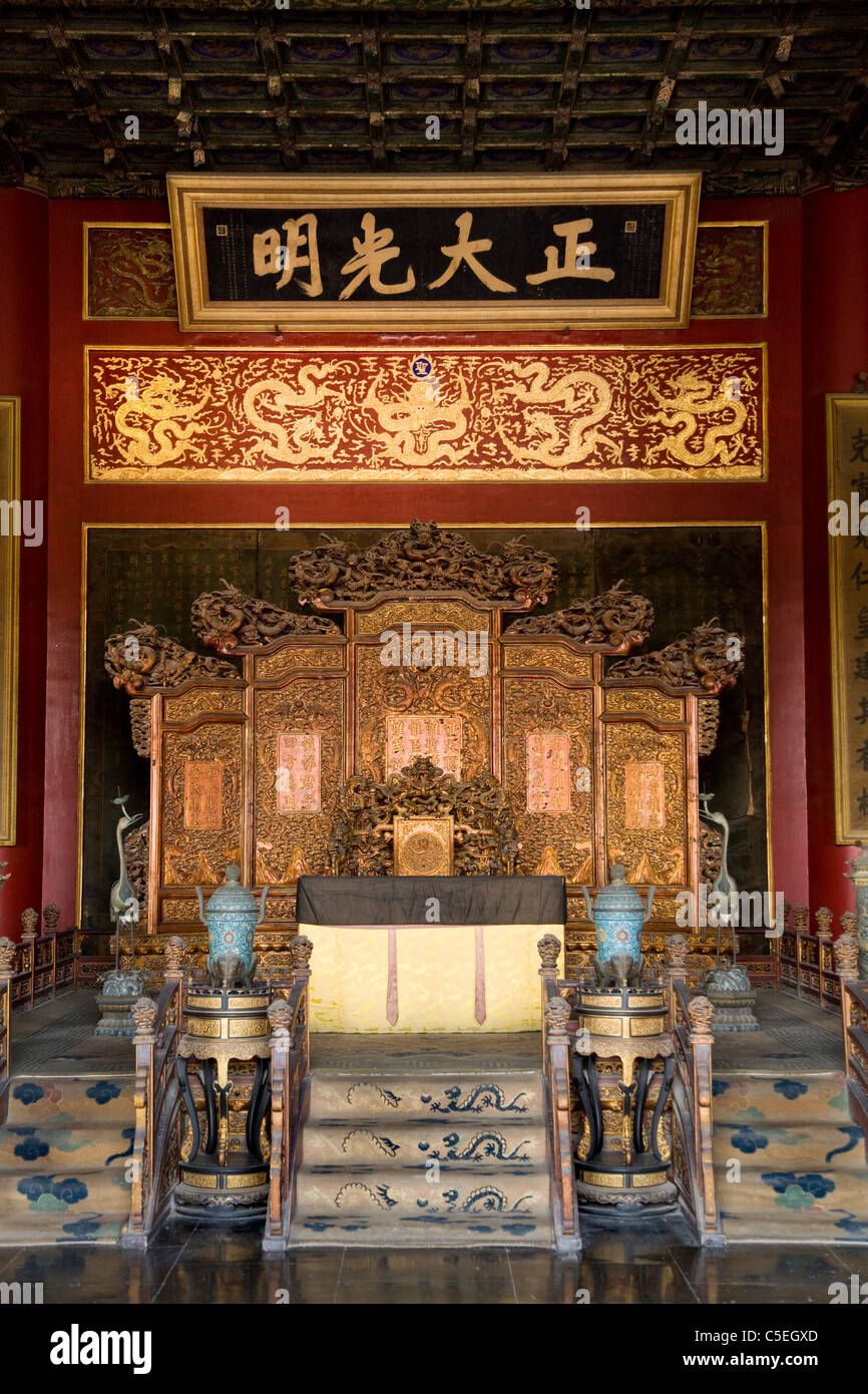 Thron im Palast der Himmlischen Reinheit – QIAN QING GONG – innerhalb der verbotenen Stadt in Peking, China. Stockfoto
