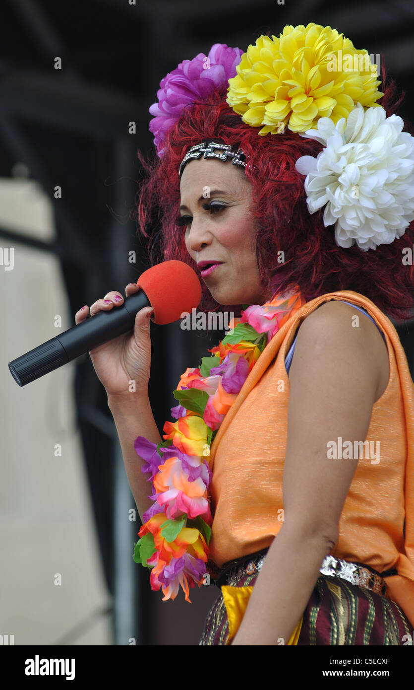 Thai Frau sprechen mit Mikrofon bei Warwick Thai Festival, Warwickshire, England, UK Stockfoto