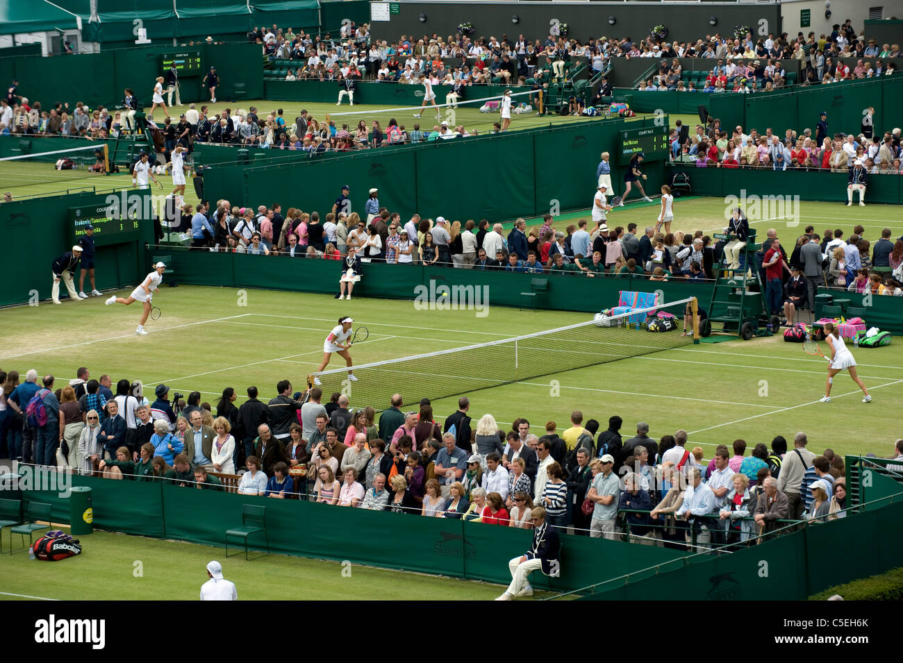 Blick über Hof 6 während der 2011 Wimbledon Tennis Championships Stockfoto