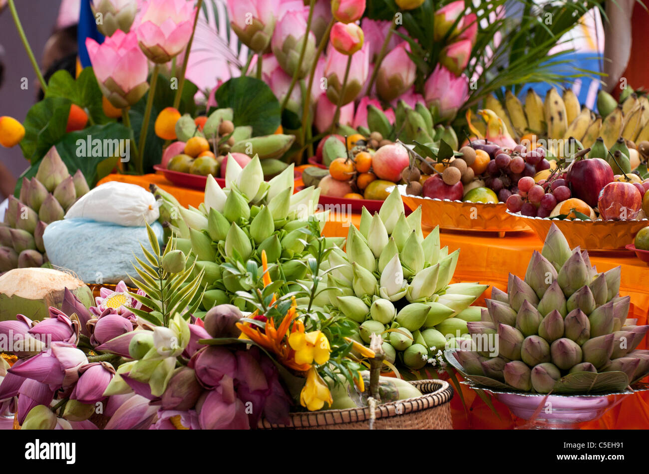 Obst und Lotus Knospe-Angebote in einem buddhistischen Schrein Festival 2010 Wasser, Siem Reap, Kambodscha Stockfoto